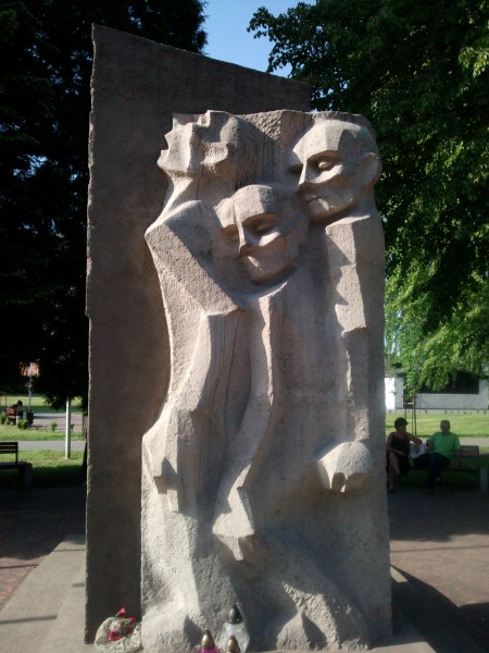  | Denkmal zu Ehren der Opfer des Außenlagers, 1983 enthüllt r.