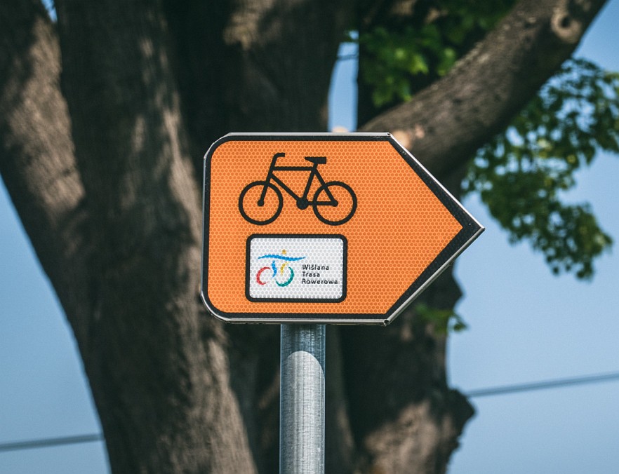  | Der Weichsel-Radweg in den Abschnitten Schlesien und Kleinpolen ist mit orangefarbenen Schildern R4 gekennzeichnet. 