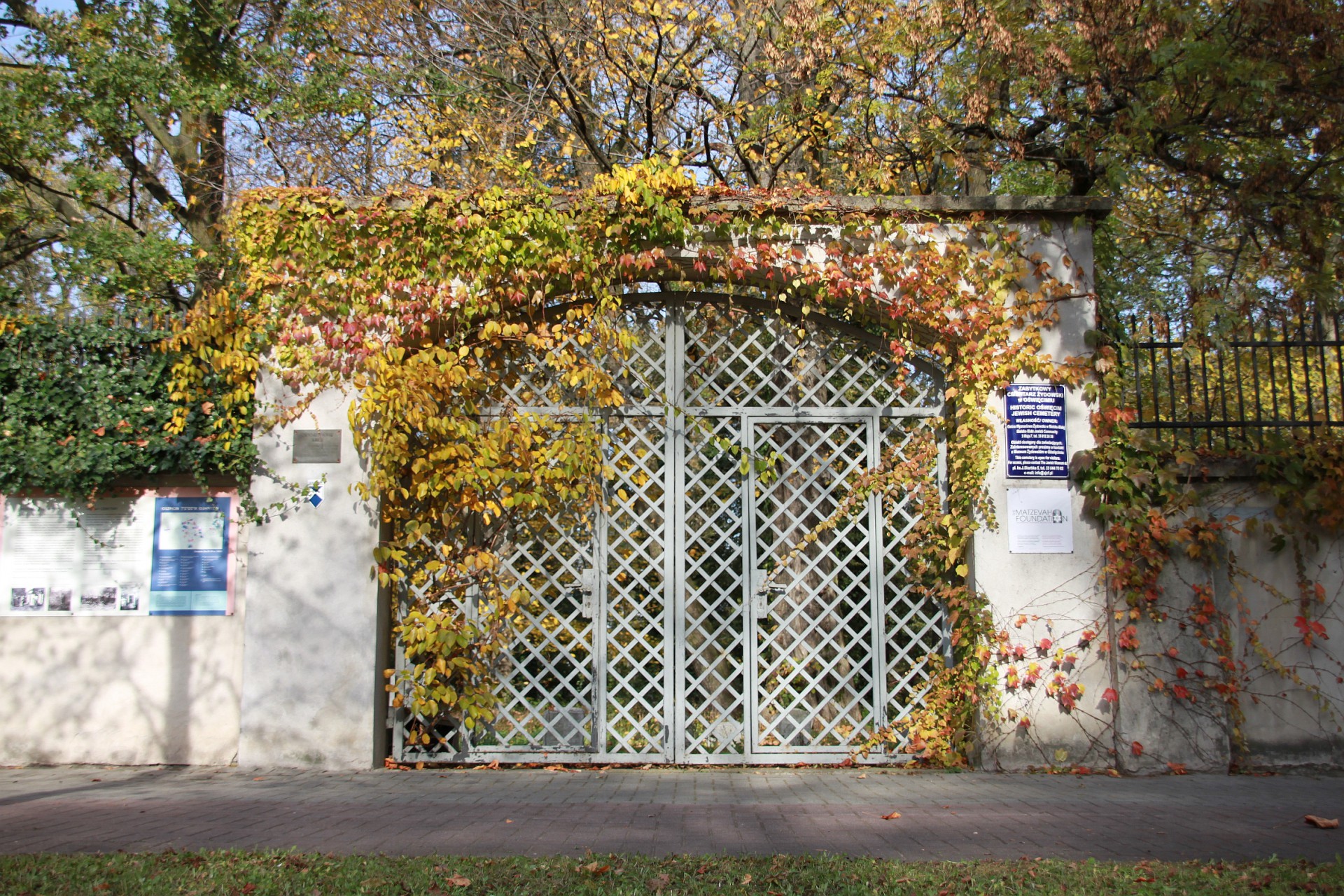 Brama zabytkowego cmentarza | Foto: CIT Oświęcim
